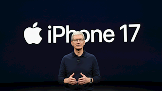 טים קוק ברקע כיתוב iPhone 17, צילום: אילוסטרציה, AI